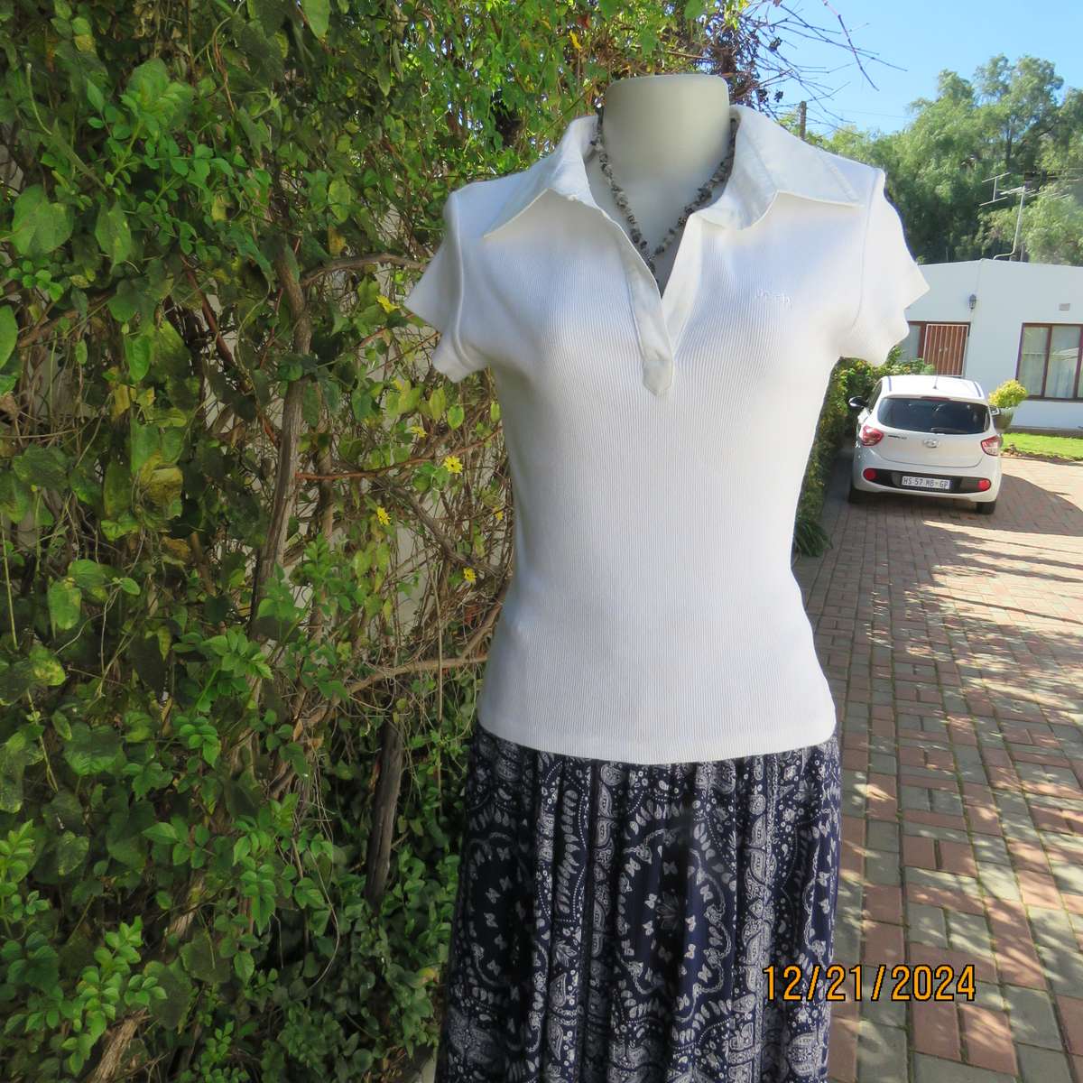 High quality white JEEP Top with Banded V neck and collar. Size 38. Capped sleeves. New cond.