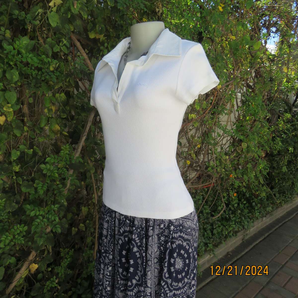 High quality white JEEP Top with Banded V neck and collar. Size 38. Capped sleeves. New cond.