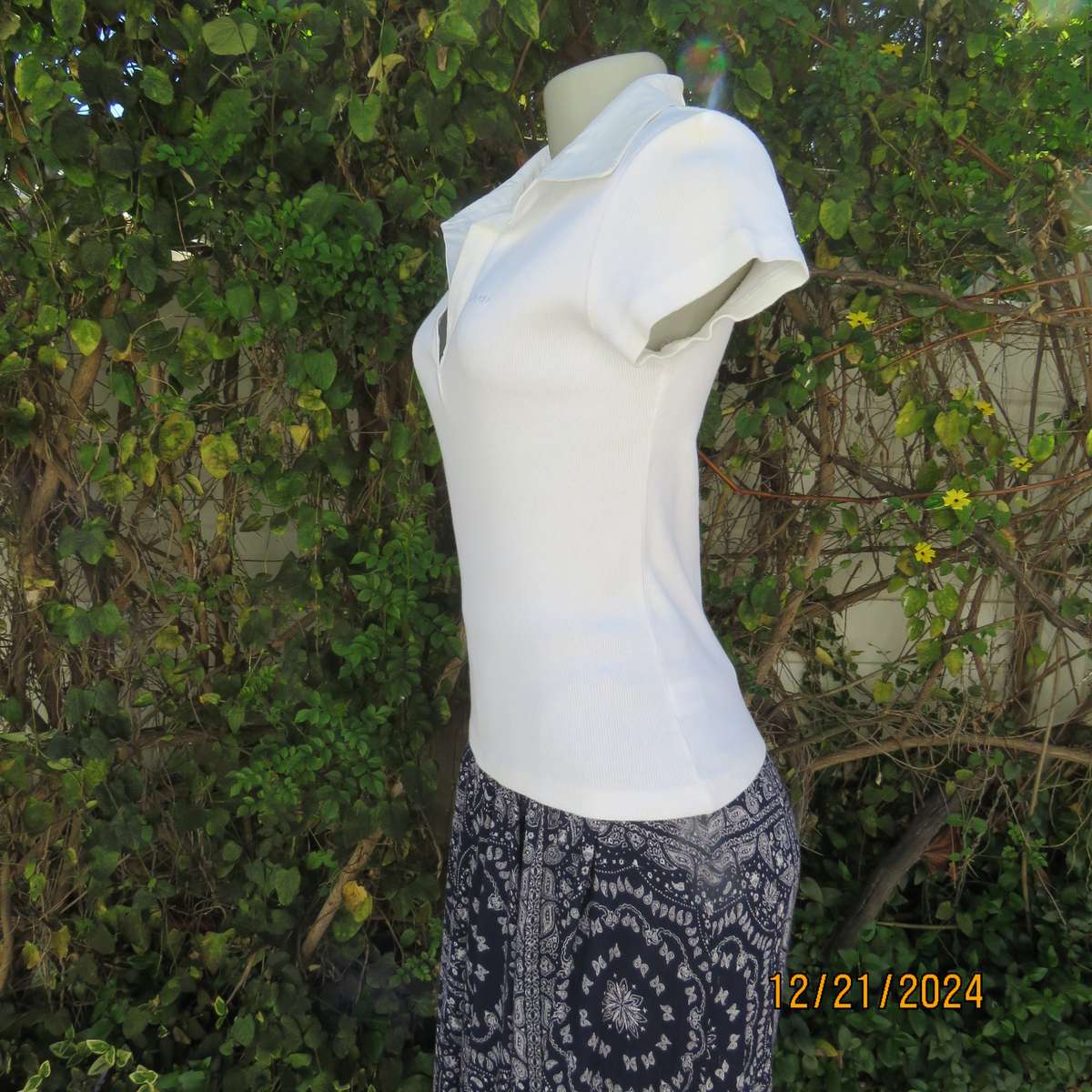 High quality white JEEP Top with Banded V neck and collar. Size 38. Capped sleeves. New cond.