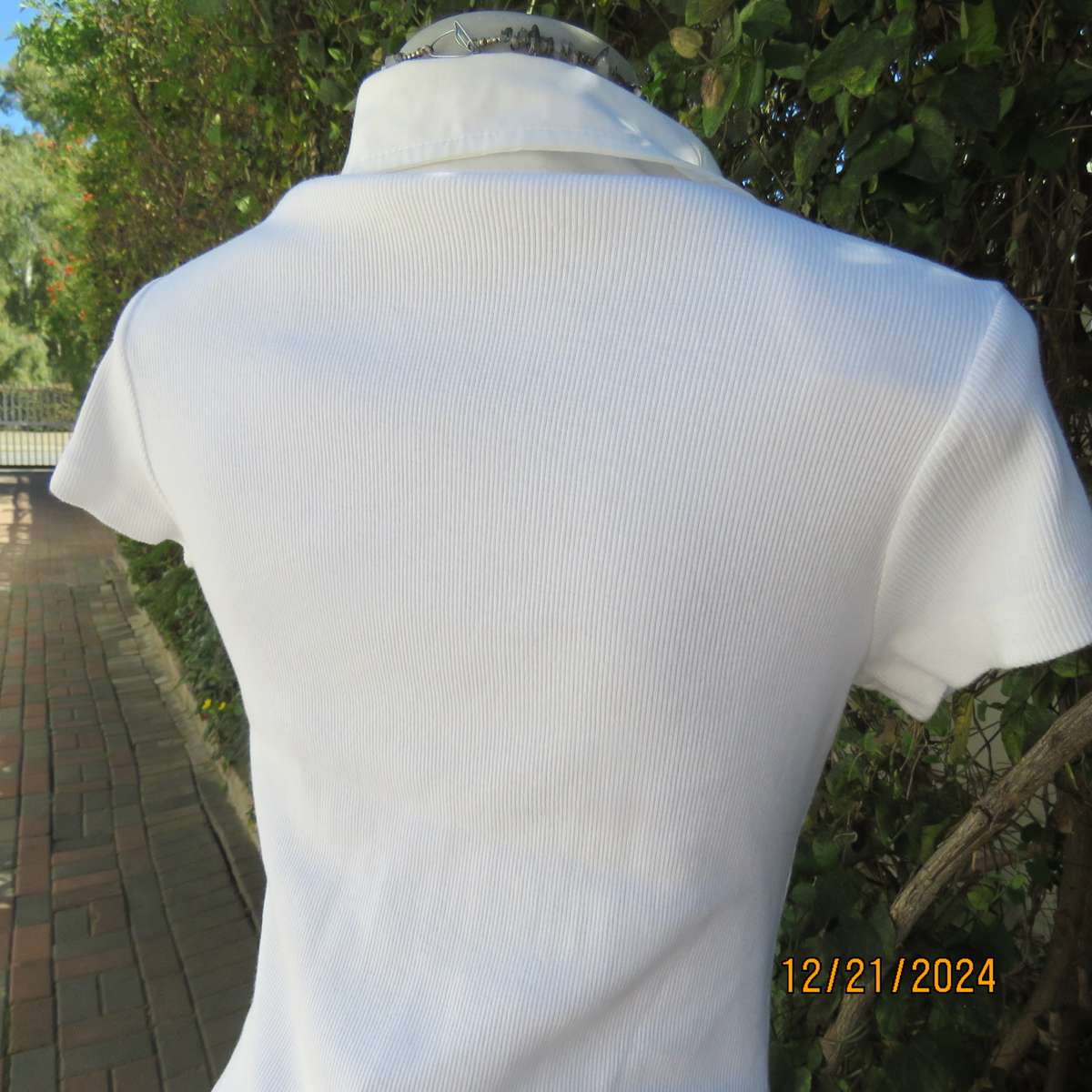 High quality white JEEP Top with Banded V neck and collar. Size 38. Capped sleeves. New cond.