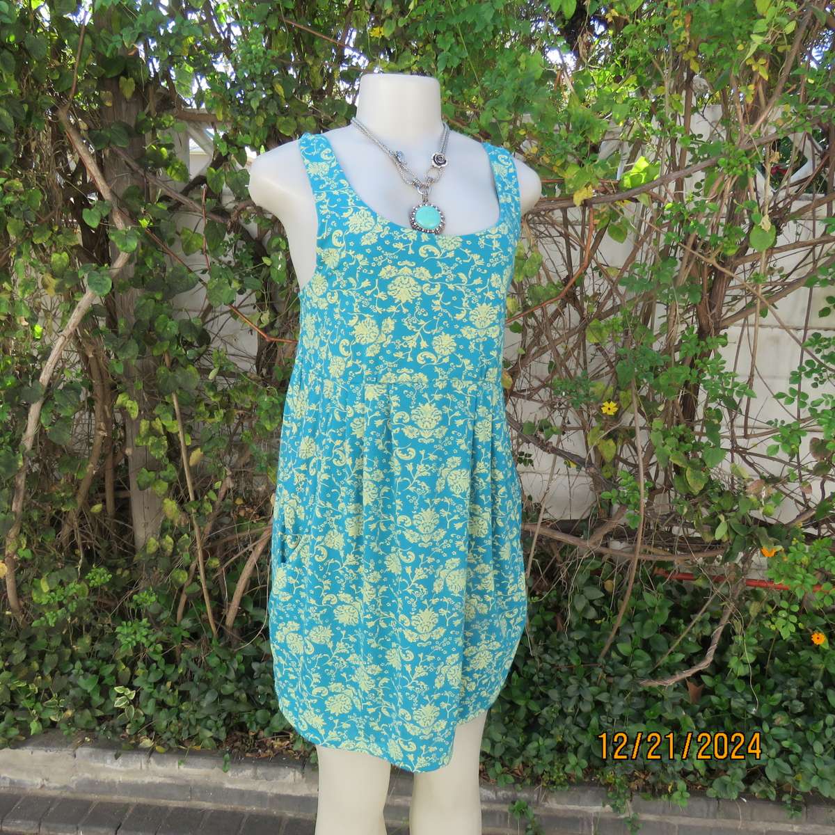 Cute mini dress in jade with gold colour baroque pattern. Deep side pockets. Size 36.Cotton.