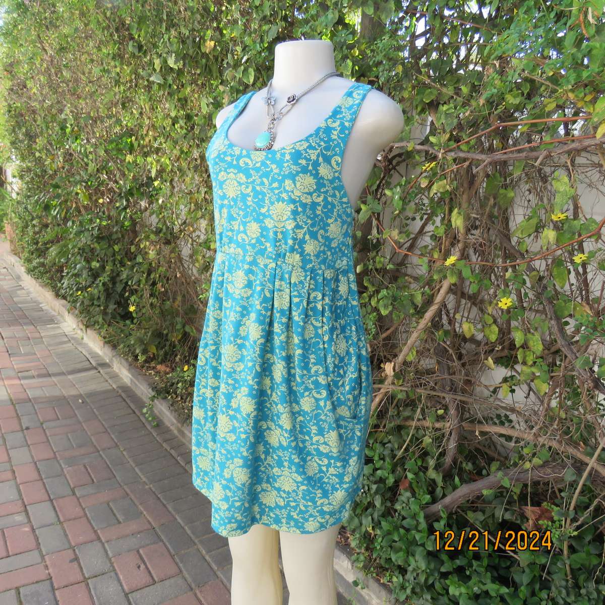 Cute mini dress in jade with gold colour baroque pattern. Deep side pockets. Size 36.Cotton.