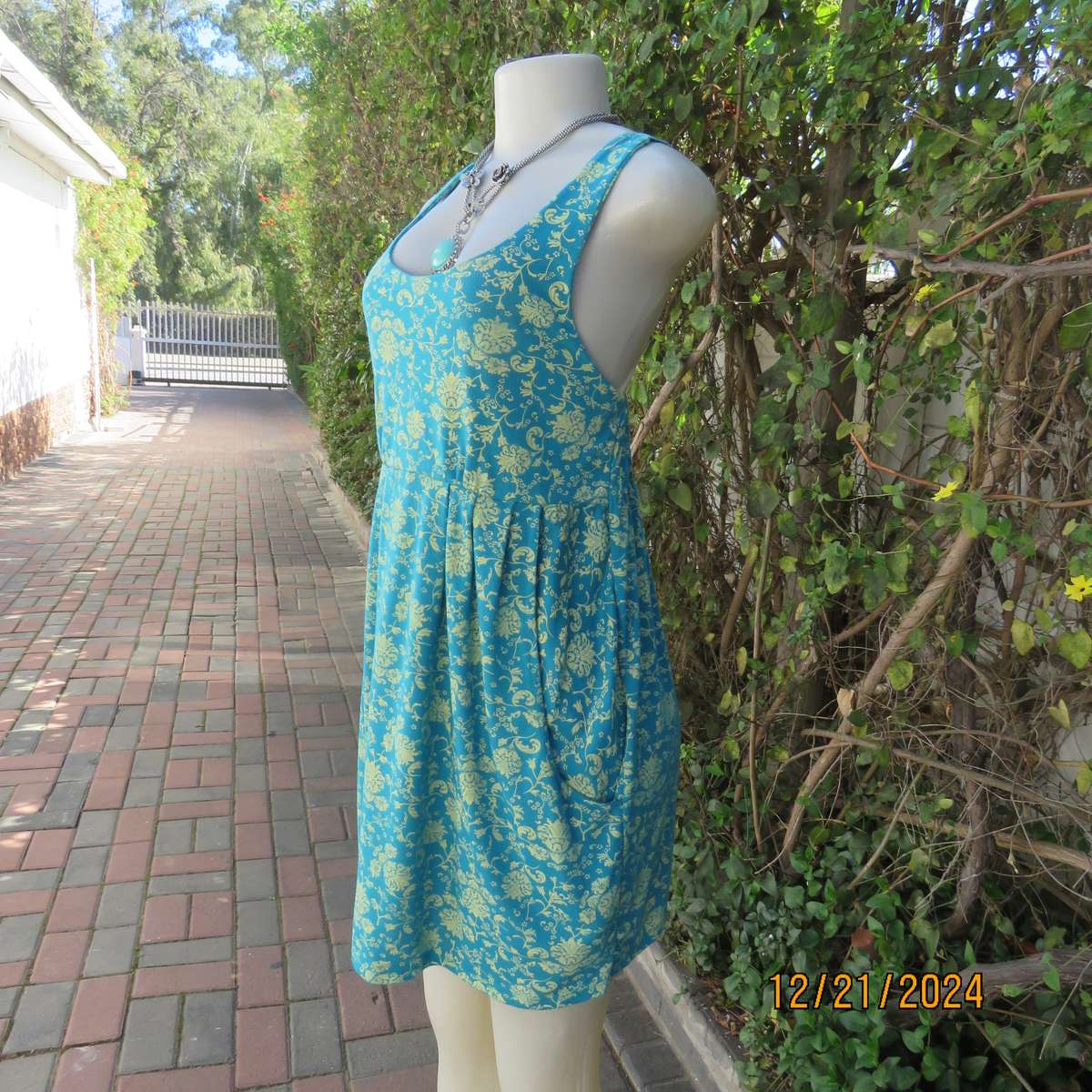Cute mini dress in jade with gold colour baroque pattern. Deep side pockets. Size 36.Cotton.