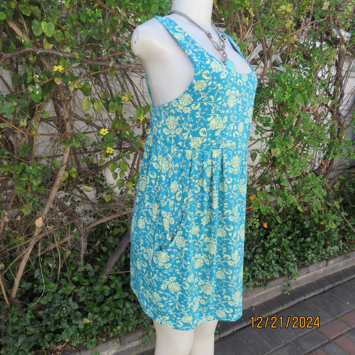 Cute mini dress in jade with gold colour baroque pattern. Deep side pockets. Size 36.Cotton.