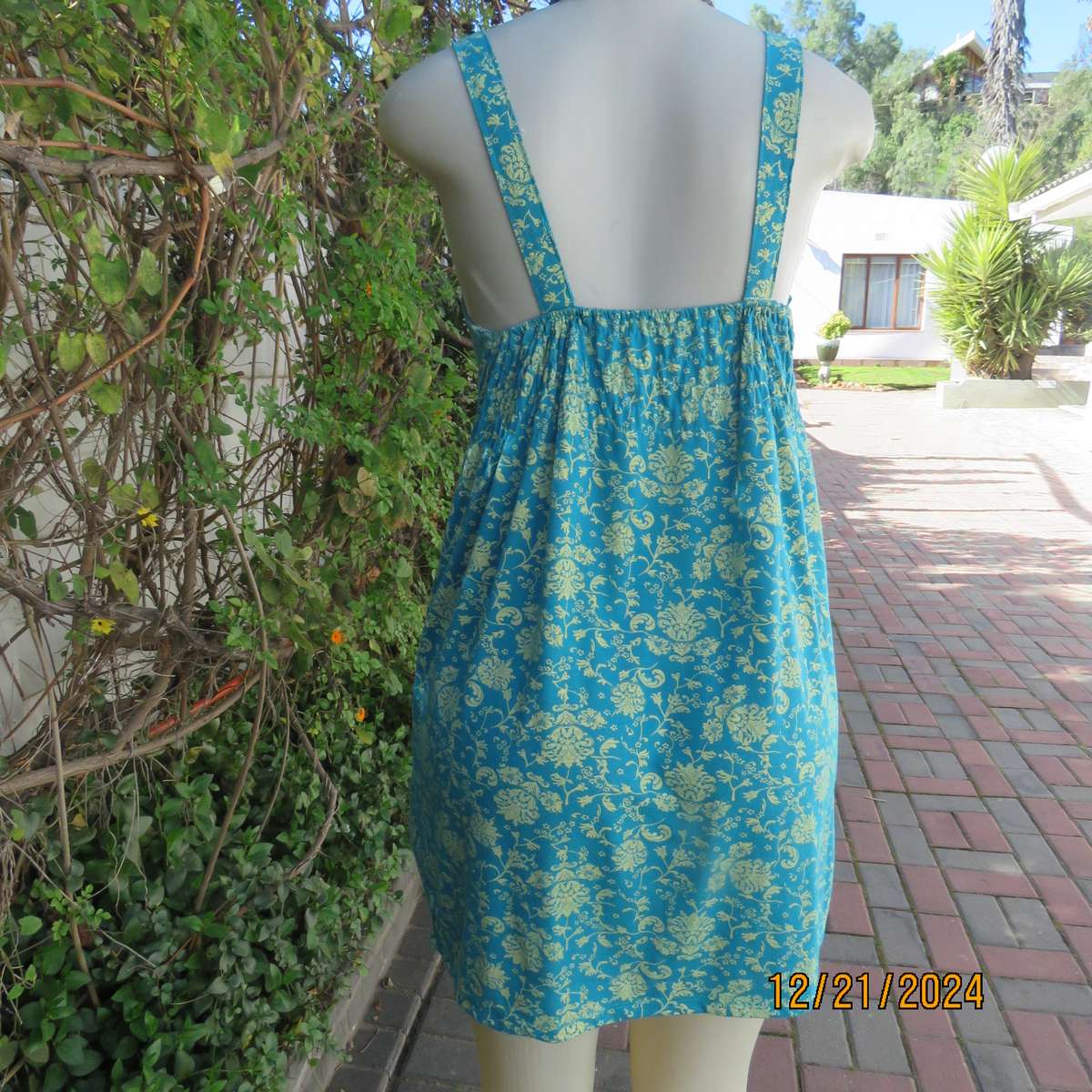 Cute mini dress in jade with gold colour baroque pattern. Deep side pockets. Size 36.Cotton.