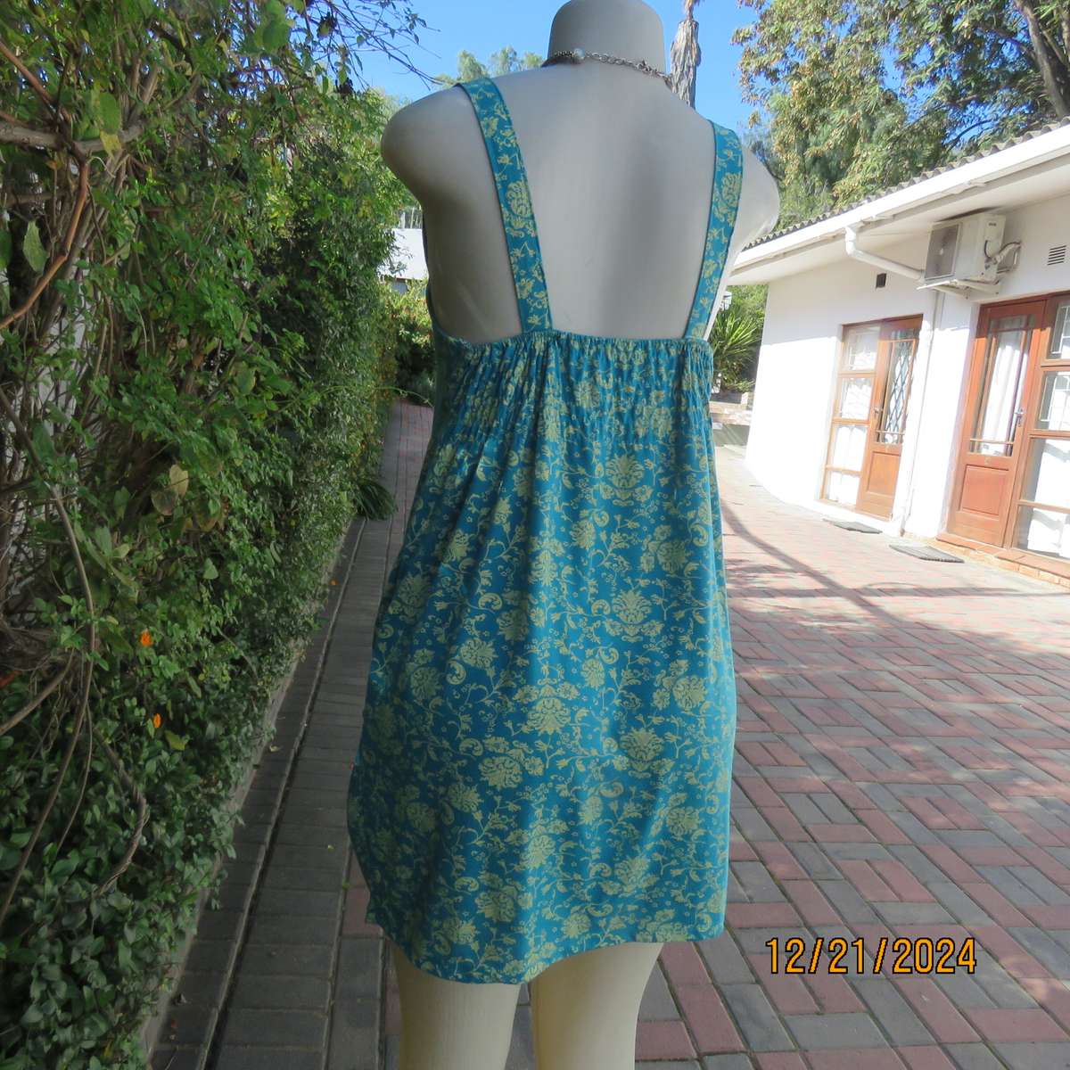 Cute mini dress in jade with gold colour baroque pattern. Deep side pockets. Size 36.Cotton.