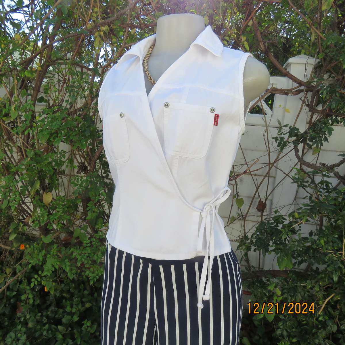 Snow white cotton fold over OBR sleeveless V front with collar top. Size 32 to 34.Brand new cond