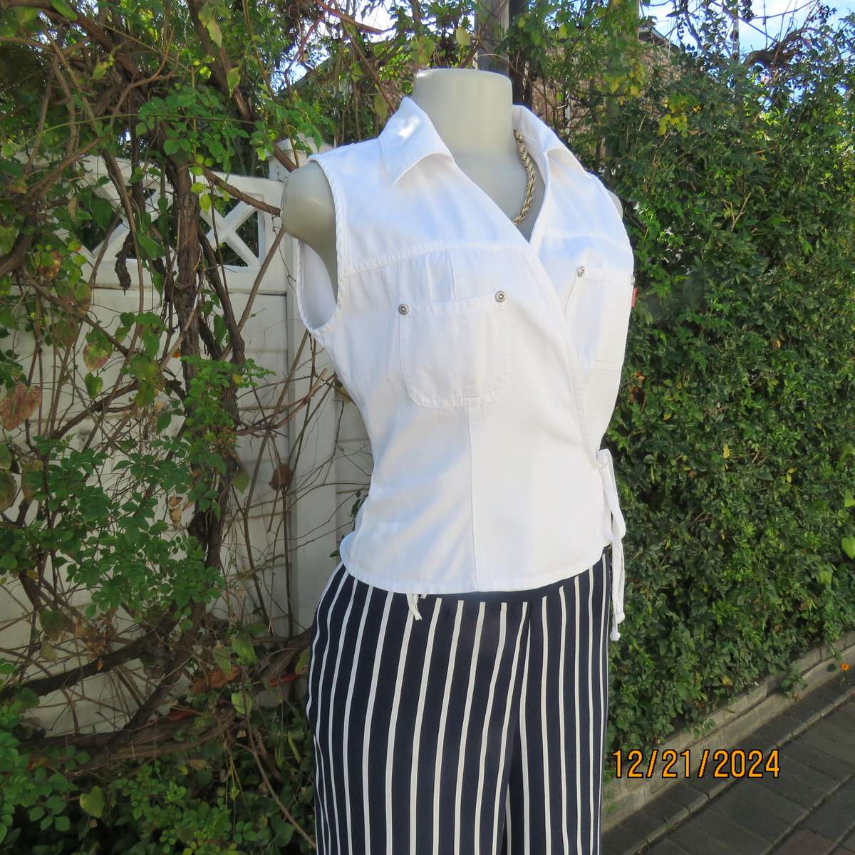 Snow white cotton fold over OBR sleeveless V front with collar top. Size 32 to 34.Brand new cond
