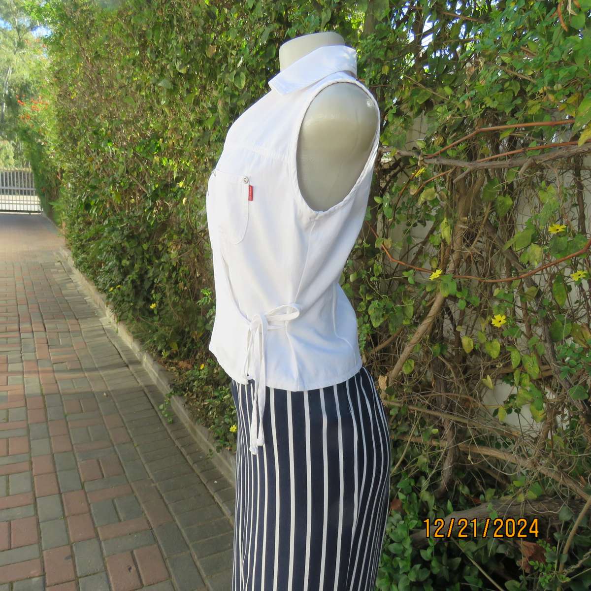 Snow white cotton fold over OBR sleeveless V front with collar top. Size 32 to 34.Brand new cond