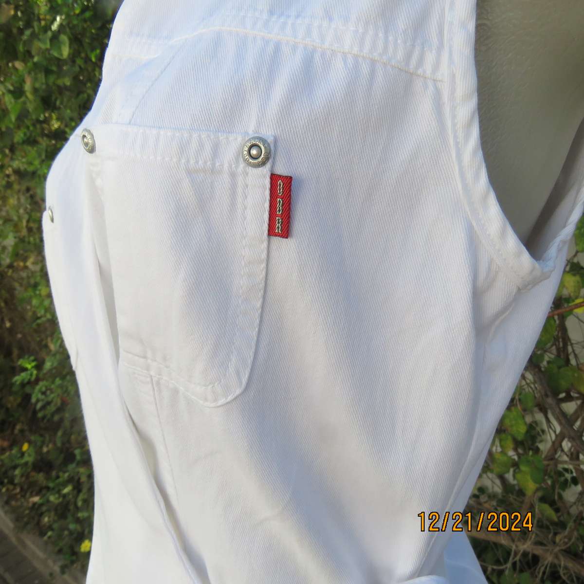 Snow white cotton fold over OBR sleeveless V front with collar top. Size 32 to 34.Brand new cond