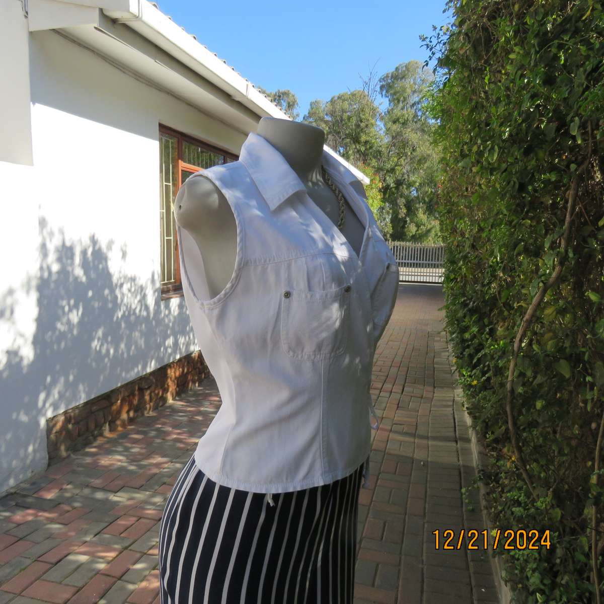 Snow white cotton fold over OBR sleeveless V front with collar top. Size 32 to 34.Brand new cond
