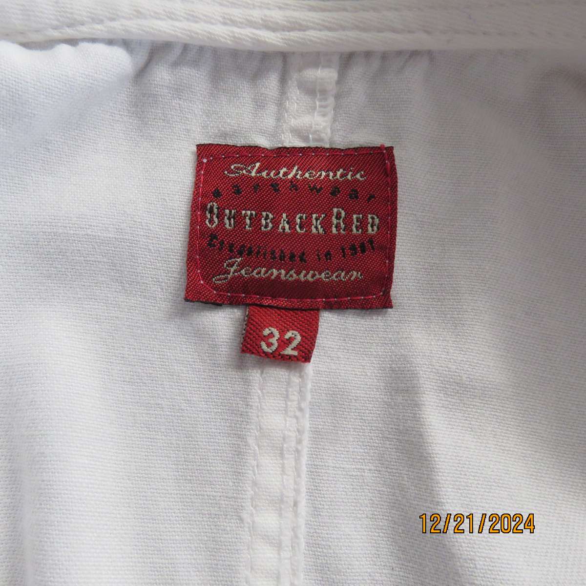 Snow white cotton fold over OBR sleeveless V front with collar top. Size 32 to 34.Brand new cond