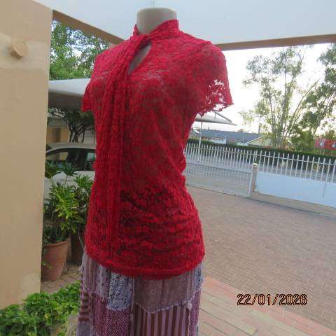 EXACT red long lace slip over top in cotton-nylon stretch. capped sleeves. Size 38