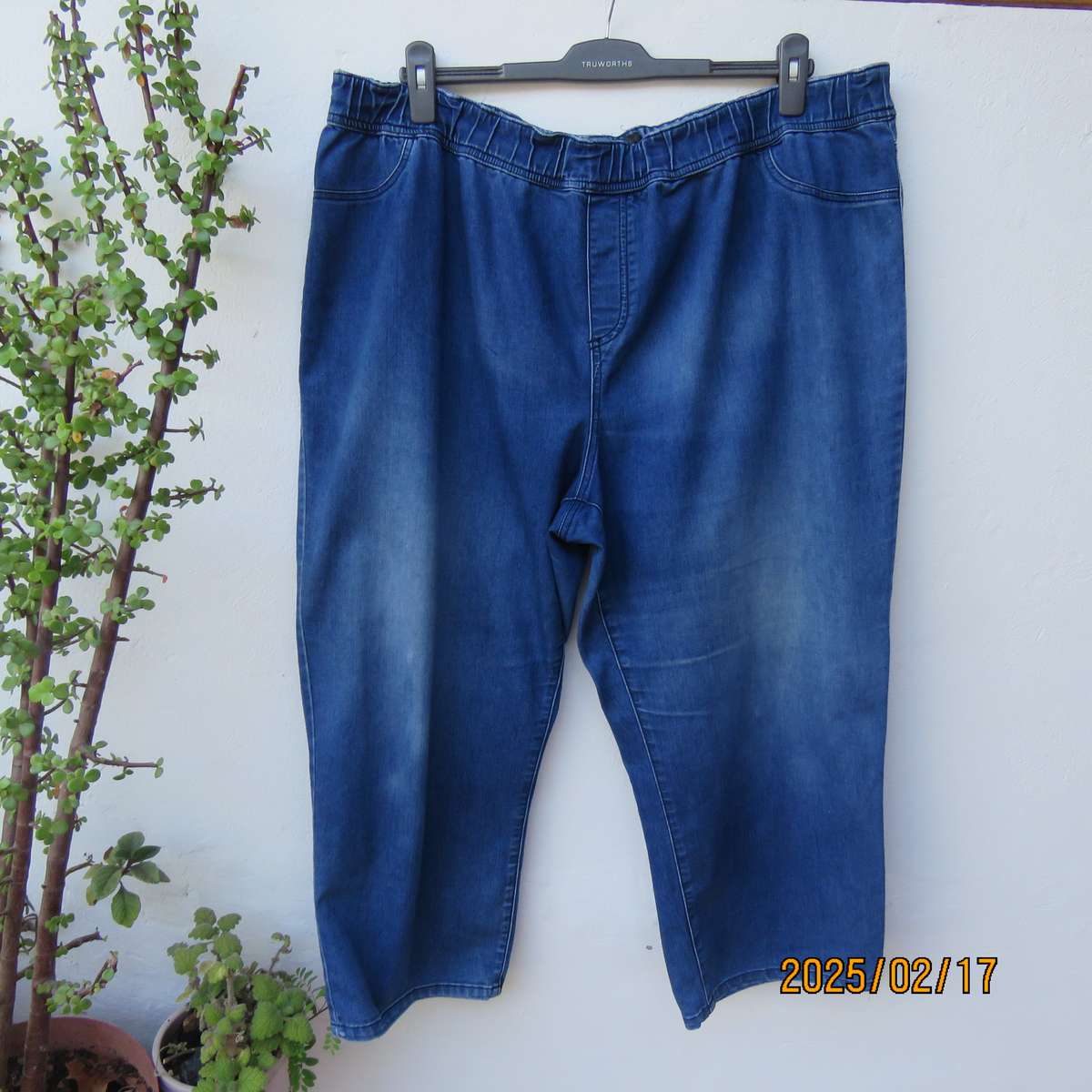 DONNA blue denim cropped jeans in polycotton stretch size 48. No pockets. Elasticated waist.