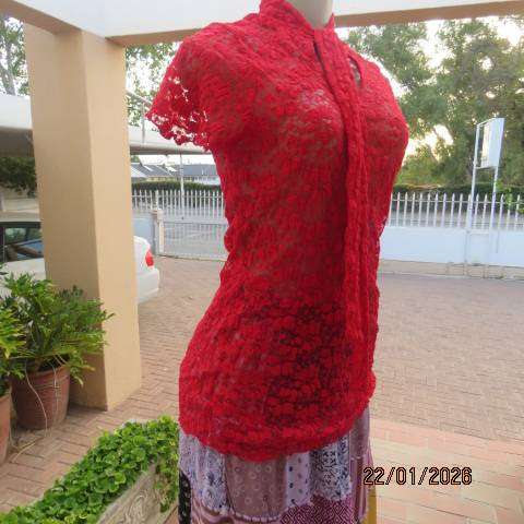 EXACT red long lace slip over top in cotton-nylon stretch. capped sleeves. Size 38