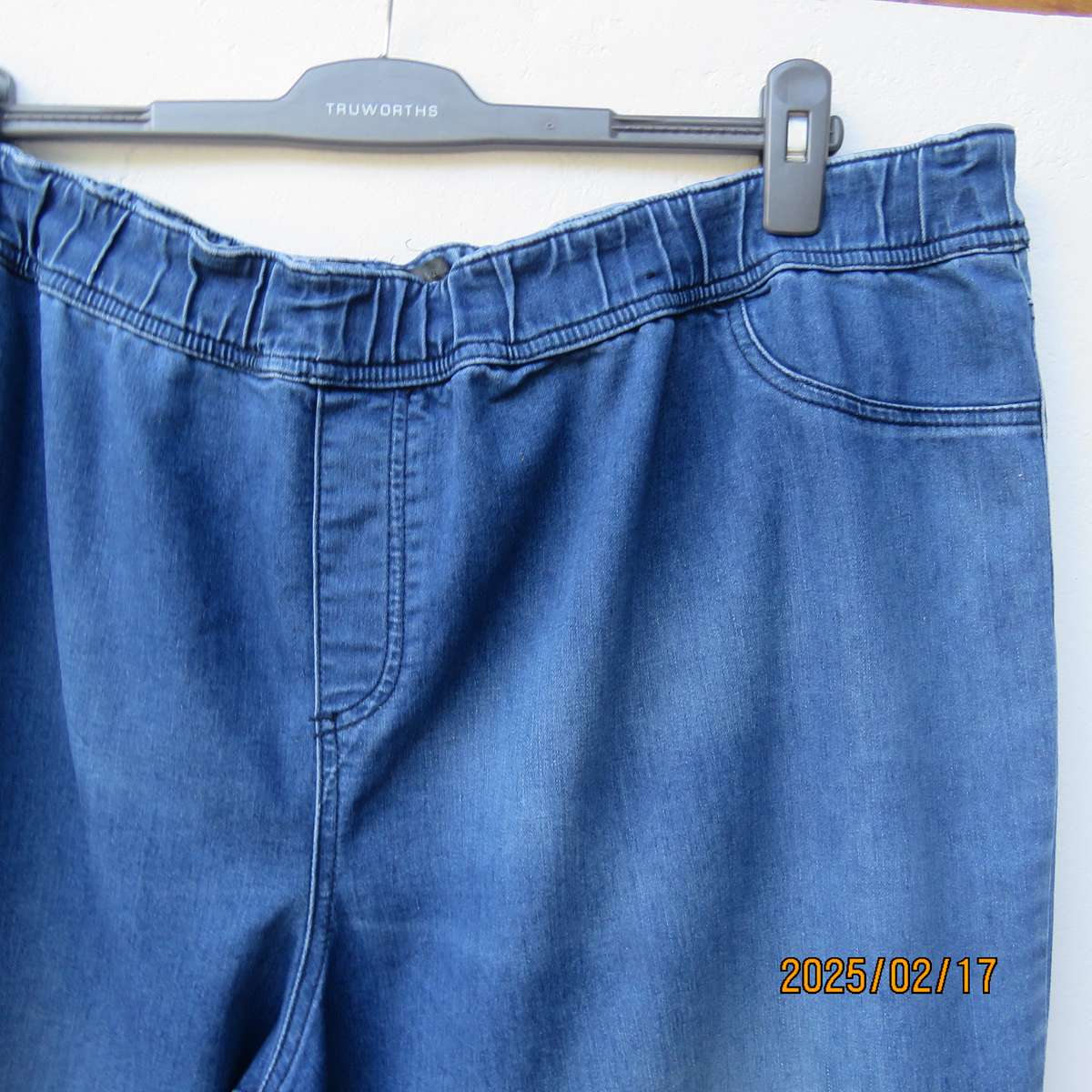 DONNA blue denim cropped jeans in polycotton stretch size 48. No pockets. Elasticated waist.