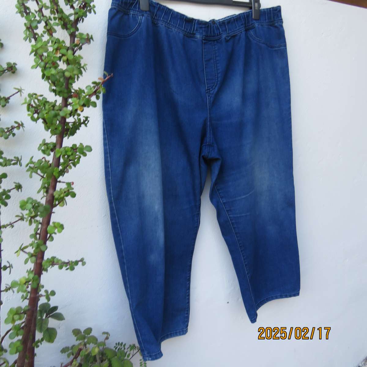 DONNA blue denim cropped jeans in polycotton stretch size 48. No pockets. Elasticated waist.