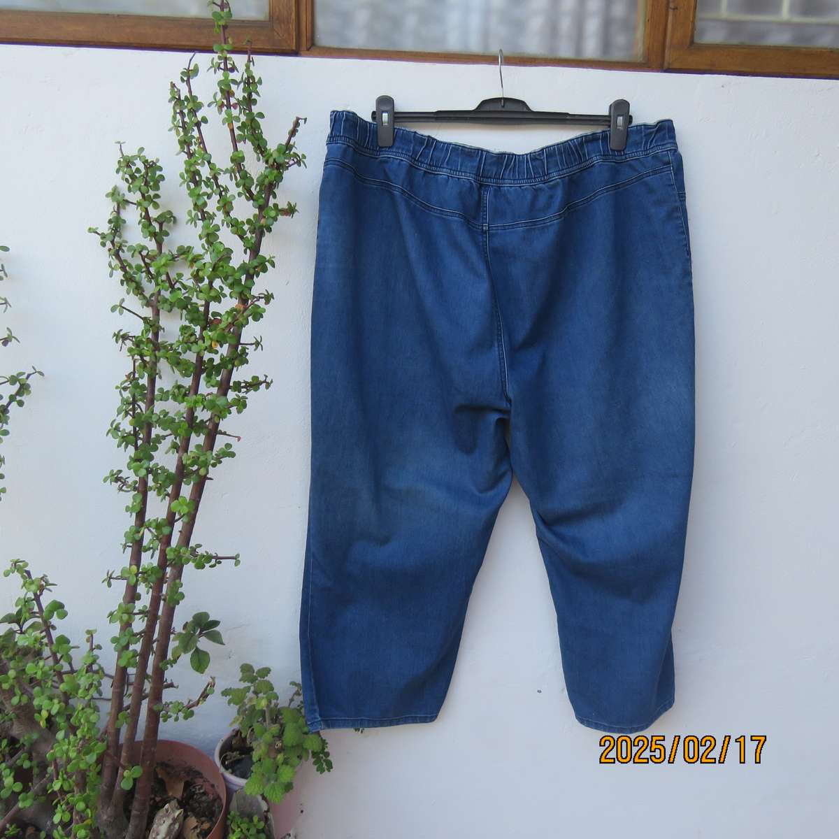 DONNA blue denim cropped jeans in polycotton stretch size 48. No pockets. Elasticated waist.