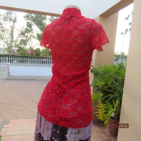 EXACT red long lace slip over top in cotton-nylon stretch. capped sleeves. Size 38