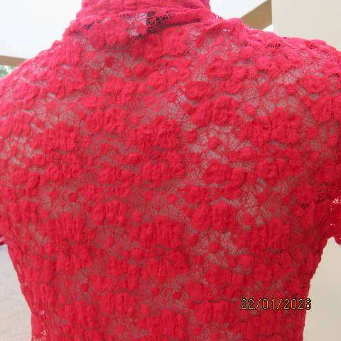 EXACT red long lace slip over top in cotton-nylon stretch. capped sleeves. Size 38