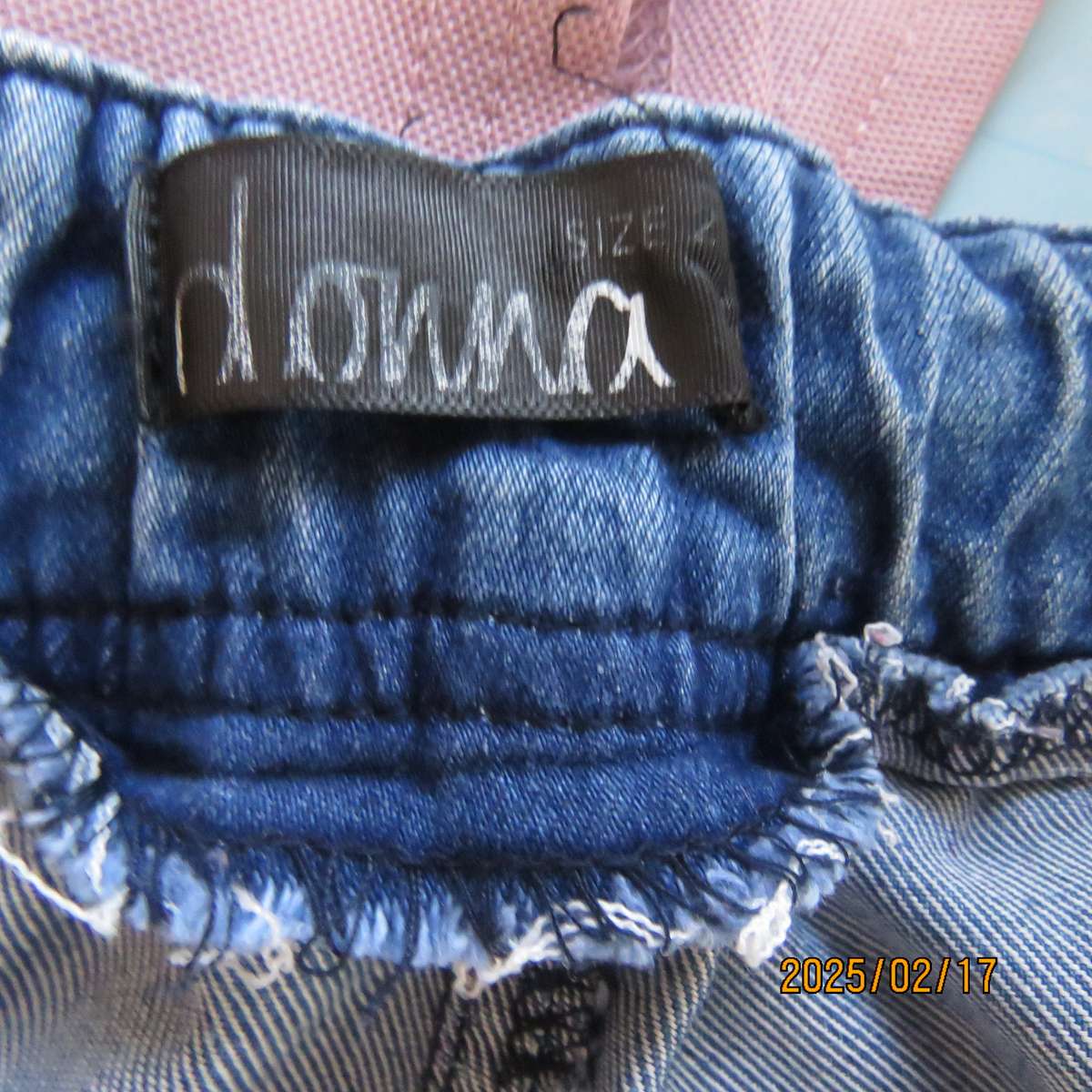 DONNA blue denim cropped jeans in polycotton stretch size 48. No pockets. Elasticated waist.