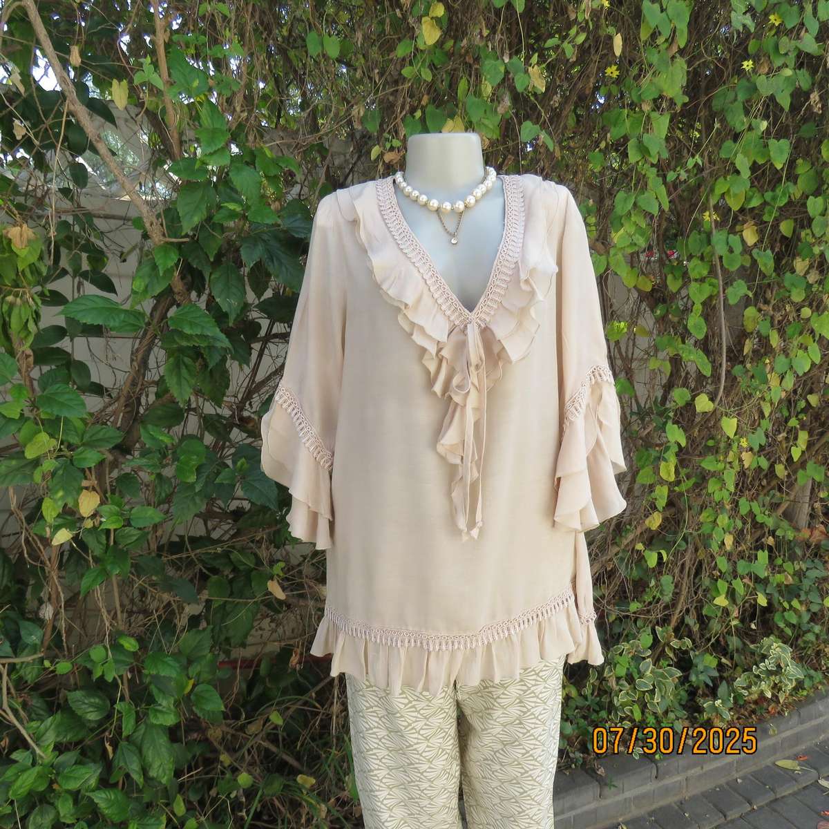 EXACT rich cream viscose-polyester slip over frilled V neck top. Size 44