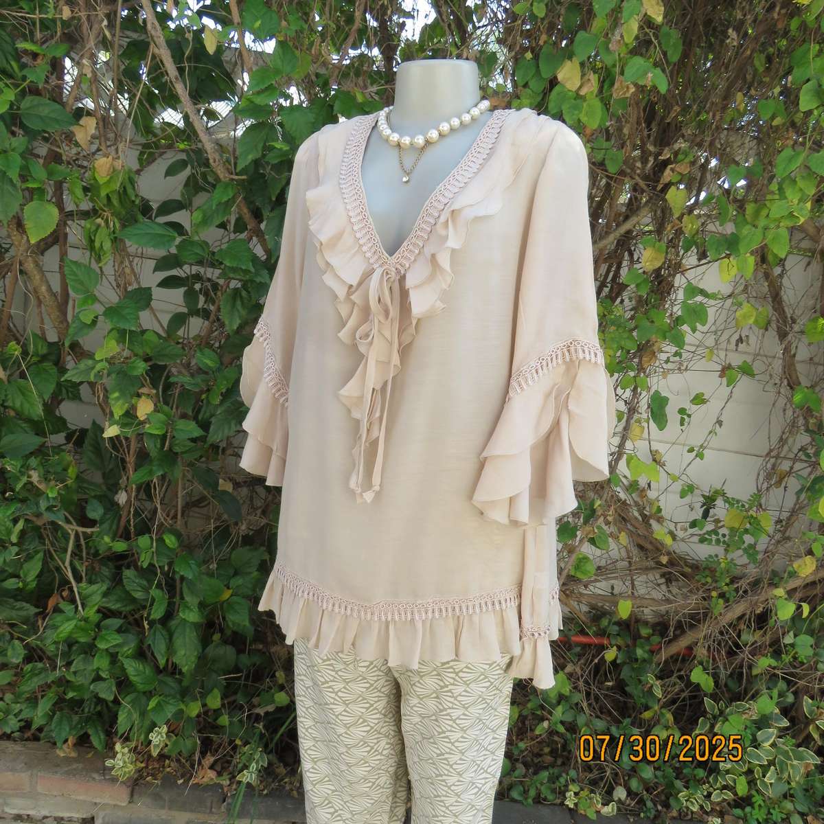 EXACT rich cream viscose-polyester slip over frilled V neck top. Size 44