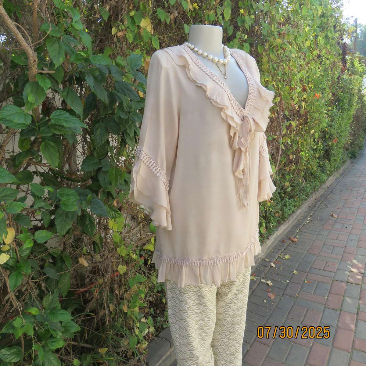 EXACT rich cream viscose-polyester slip over frilled V neck top. Size 44