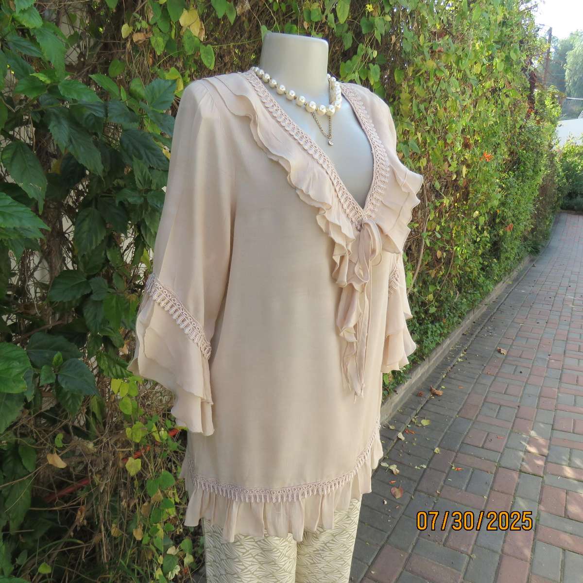 EXACT rich cream viscose-polyester slip over frilled V neck top. Size 44