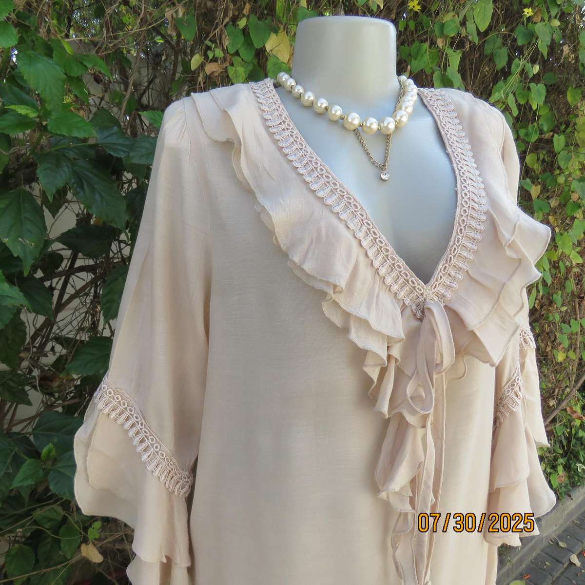 EXACT rich cream viscose-polyester slip over frilled V neck top. Size 44