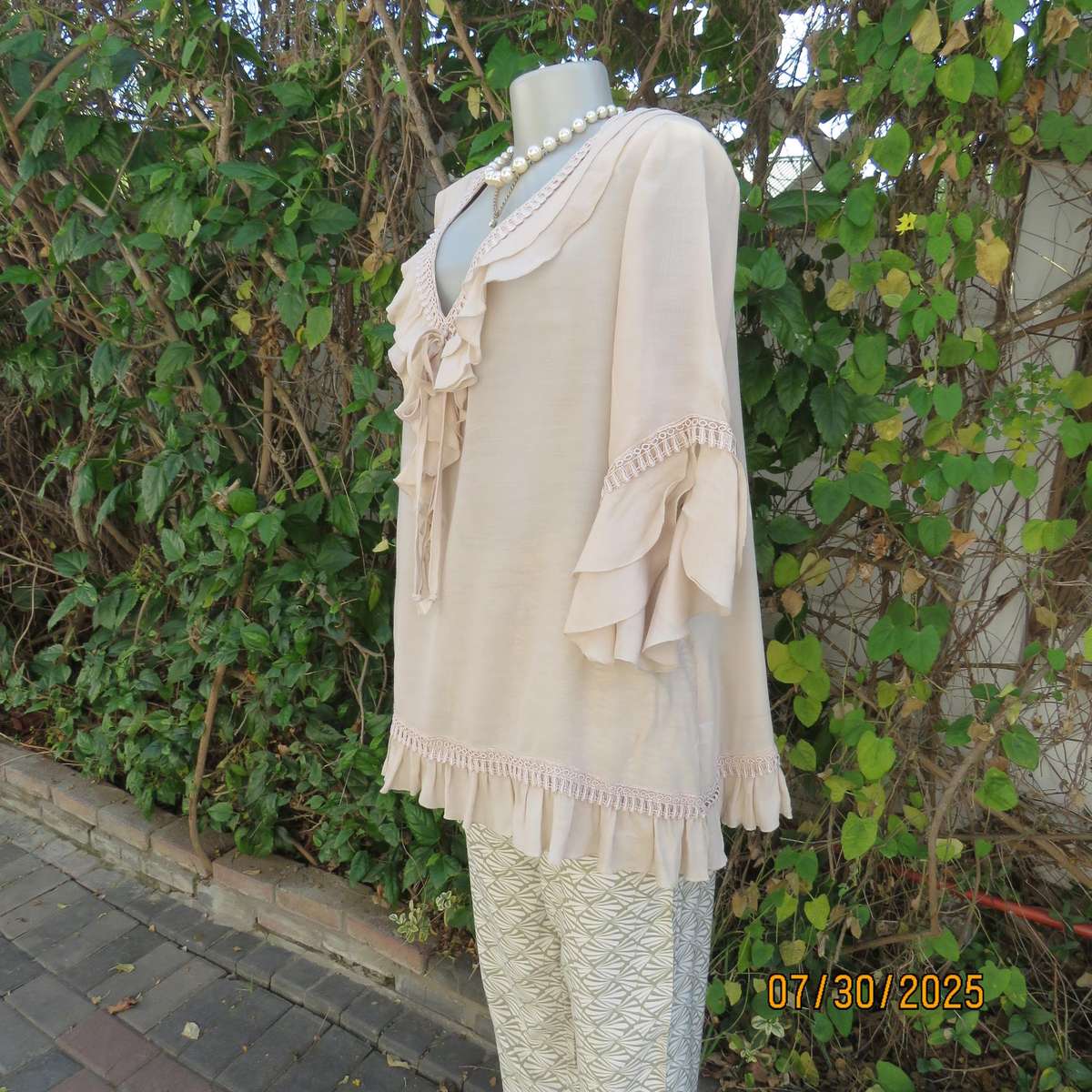 EXACT rich cream viscose-polyester slip over frilled V neck top. Size 44