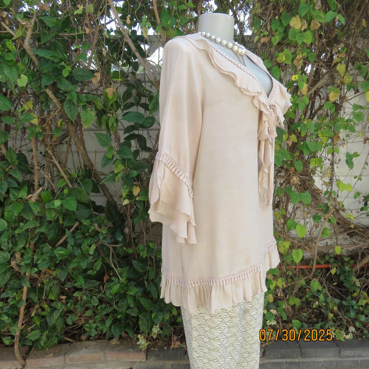 EXACT rich cream viscose-polyester slip over frilled V neck top. Size 44