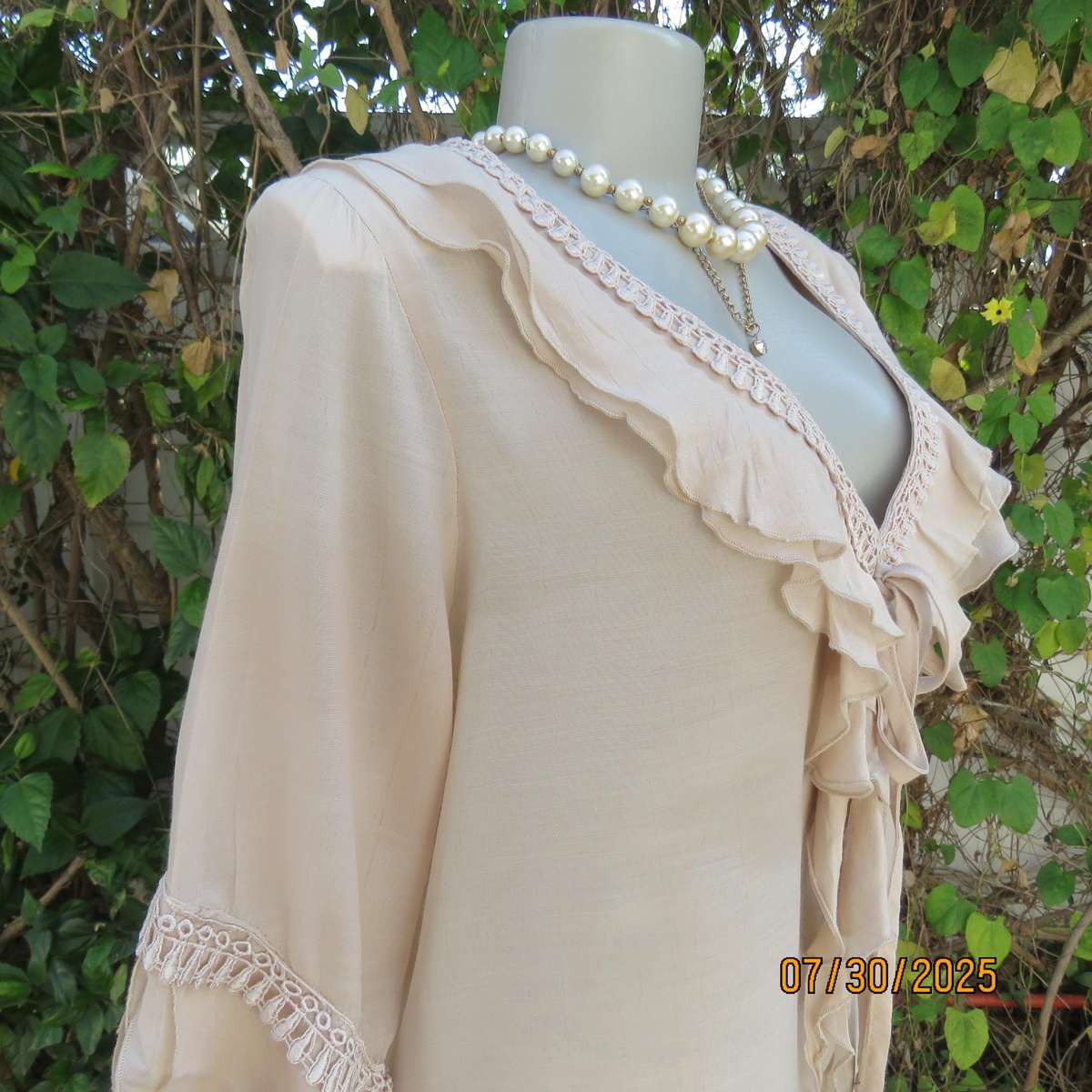 EXACT rich cream viscose-polyester slip over frilled V neck top. Size 44