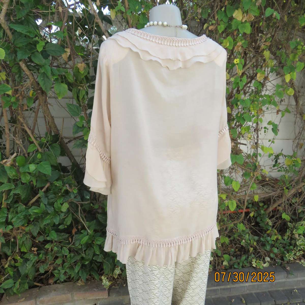 EXACT rich cream viscose-polyester slip over frilled V neck top. Size 44