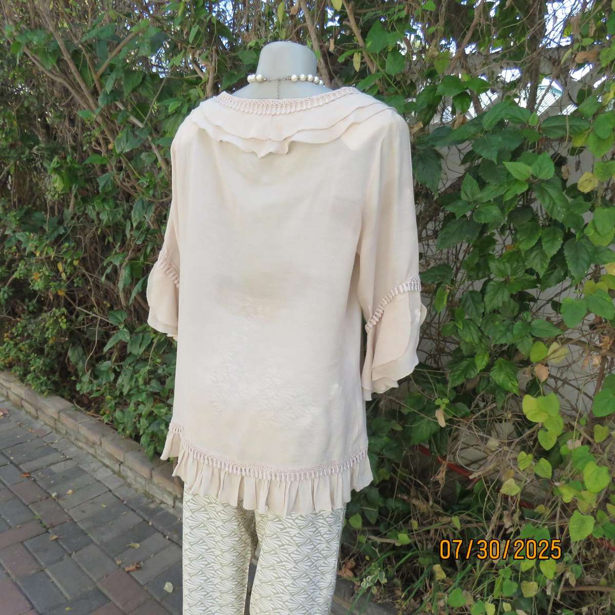 EXACT rich cream viscose-polyester slip over frilled V neck top. Size 44
