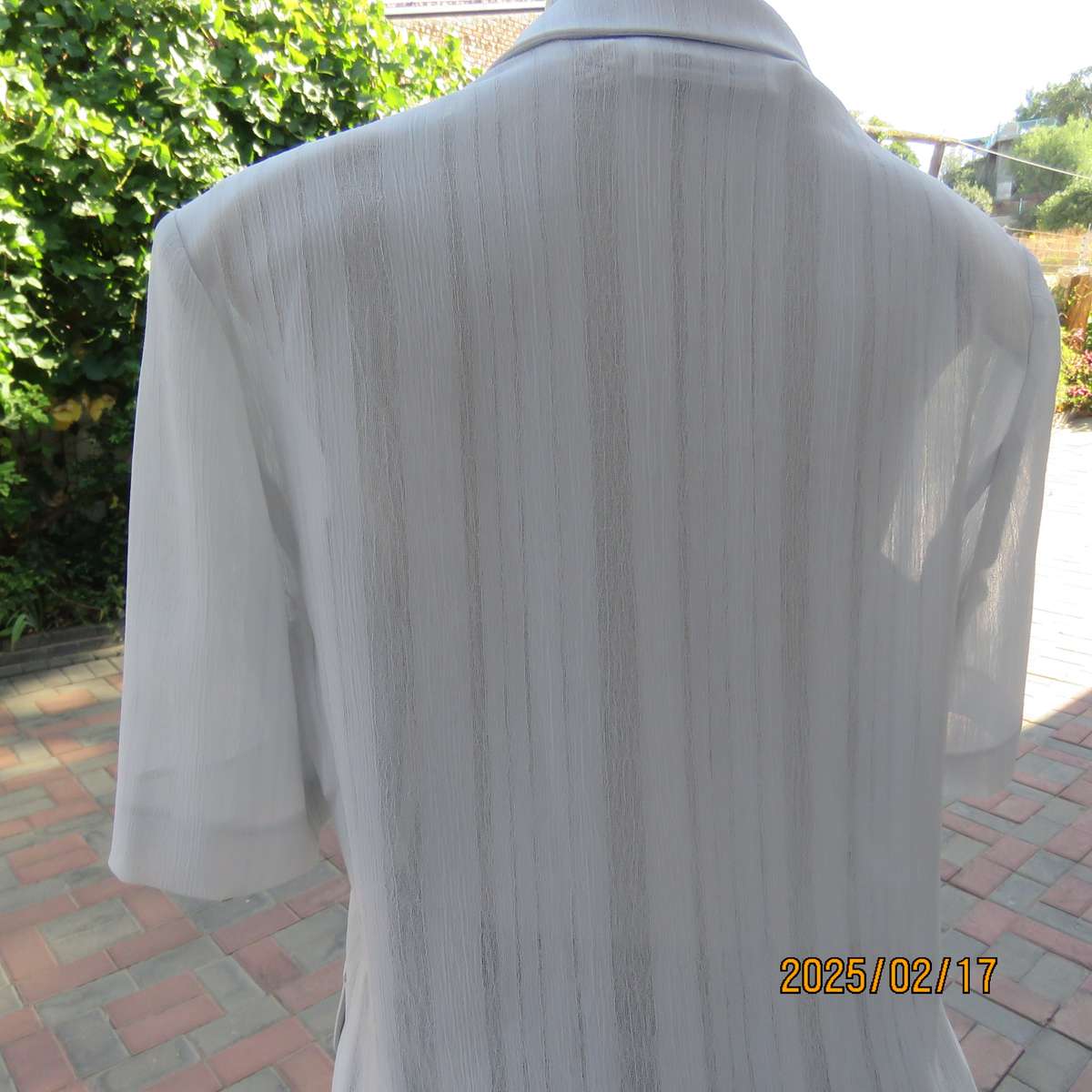 Amazing RETUS silver grey short sleeve button down-open collar top-jacket size 36. Dummy pockets.