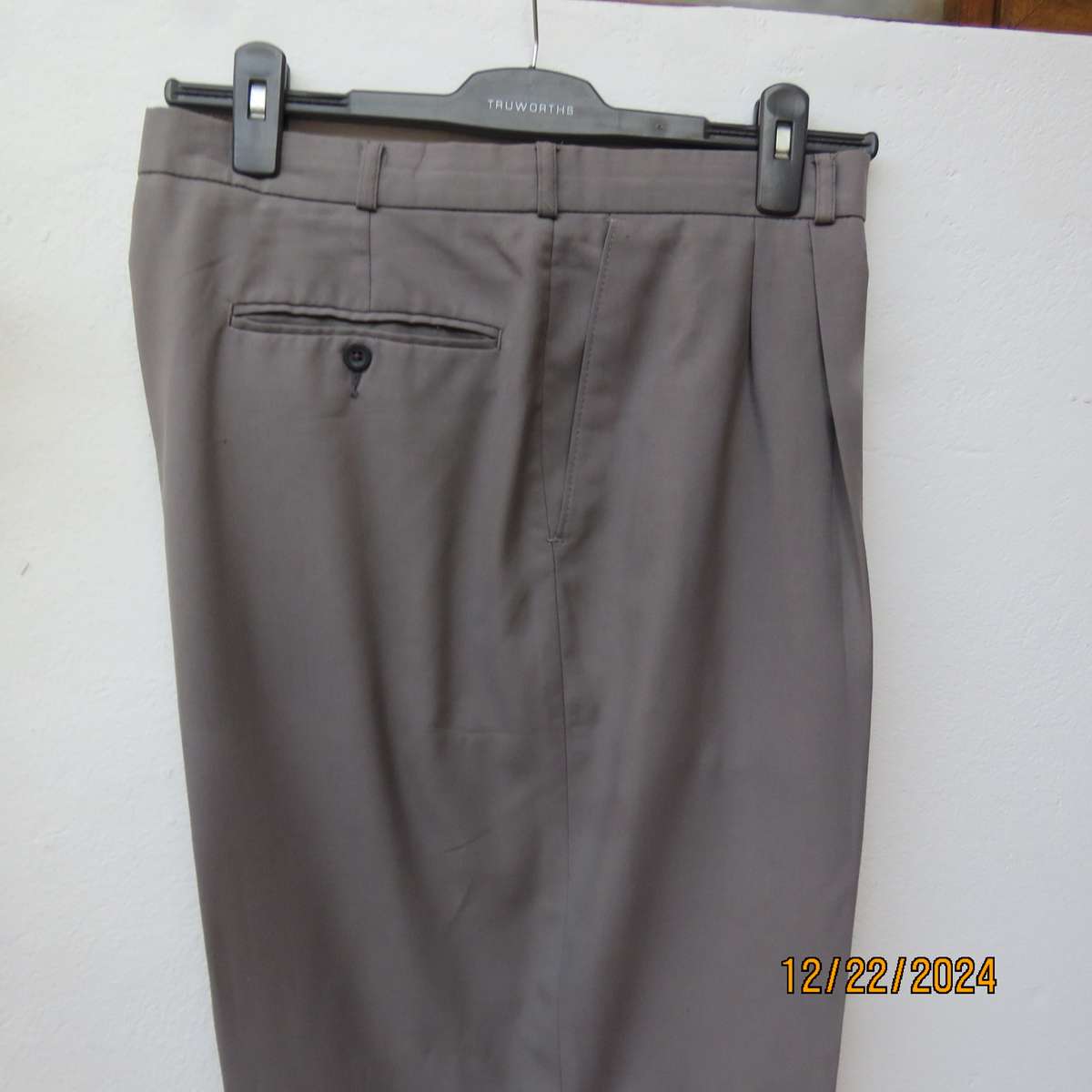 Men's as new ecru colour size 42 trousers with pleated front. Inner leg 80cm. Ecru colour.As new