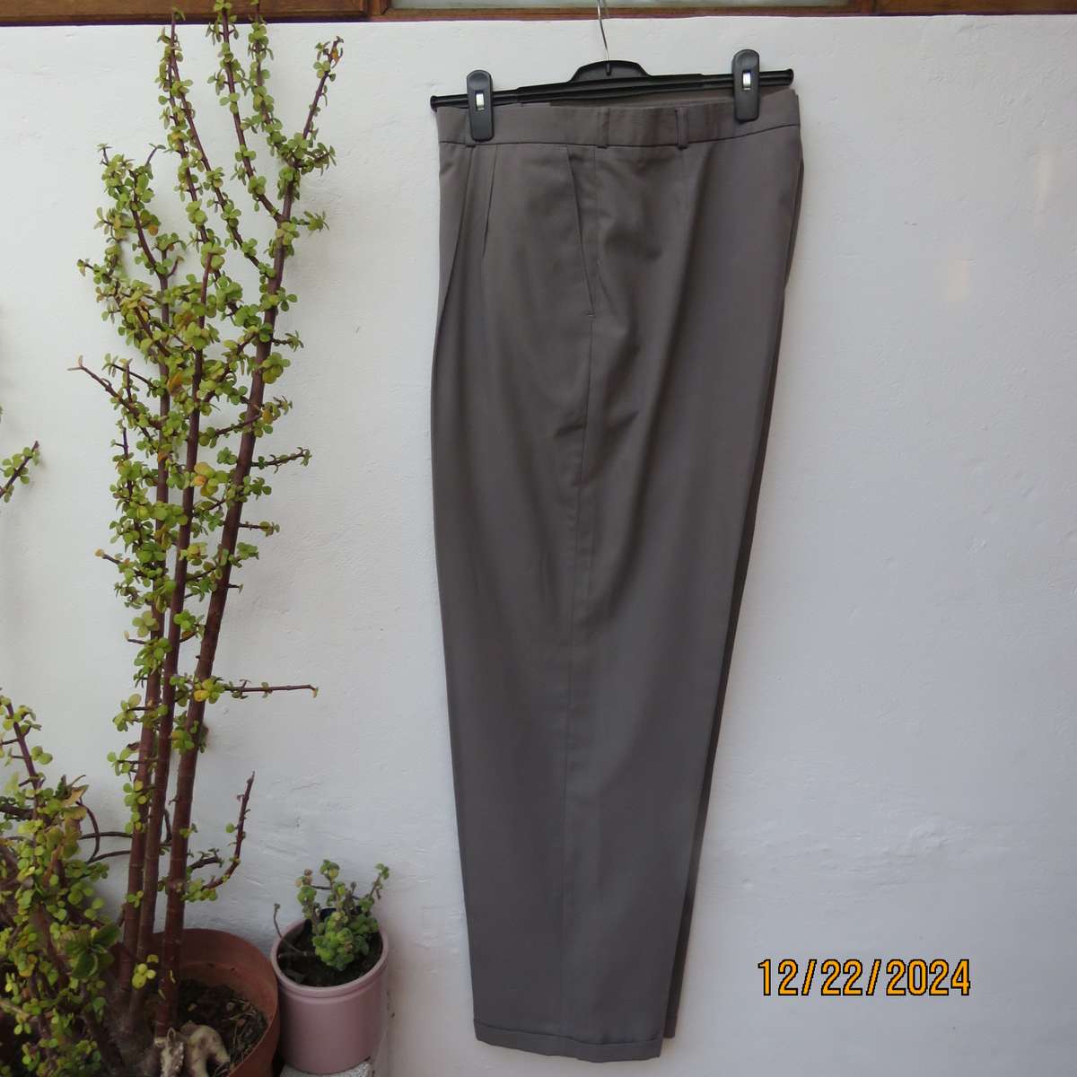 Men's as new ecru colour size 42 trousers with pleated front. Inner leg 80cm. Ecru colour.As new