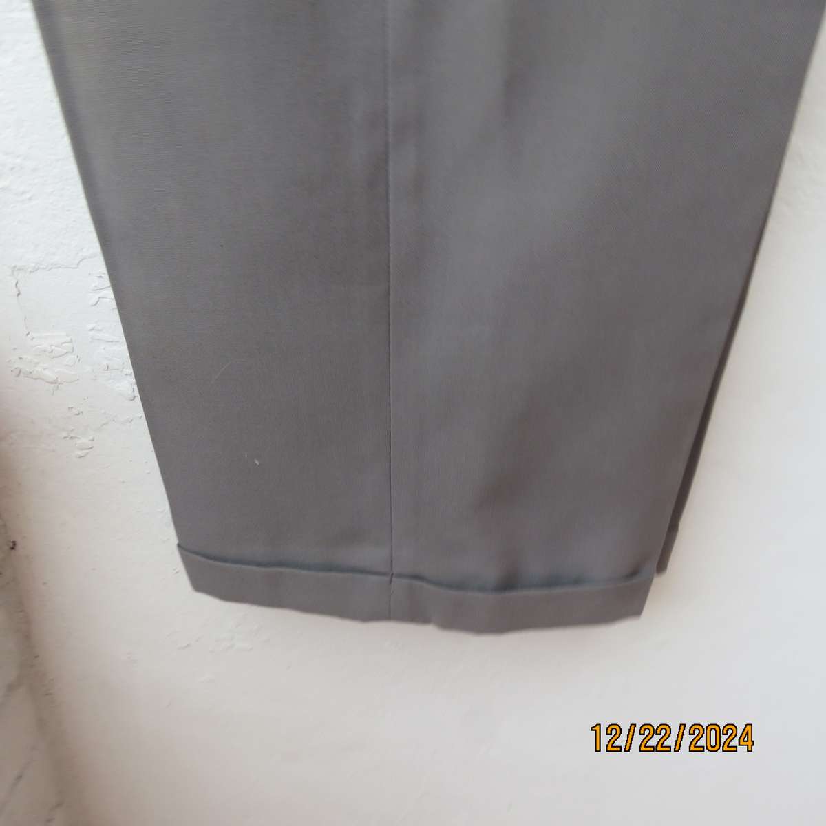 Men's as new ecru colour size 42 trousers with pleated front. Inner leg 80cm. Ecru colour.As new