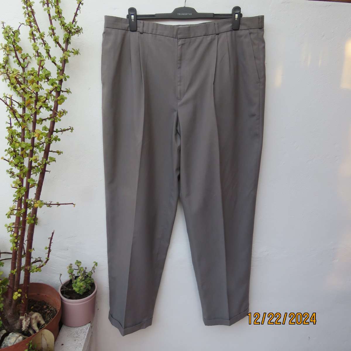 Men's as new ecru colour size 42 trousers with pleated front. Inner leg 80cm. Ecru colour.As new
