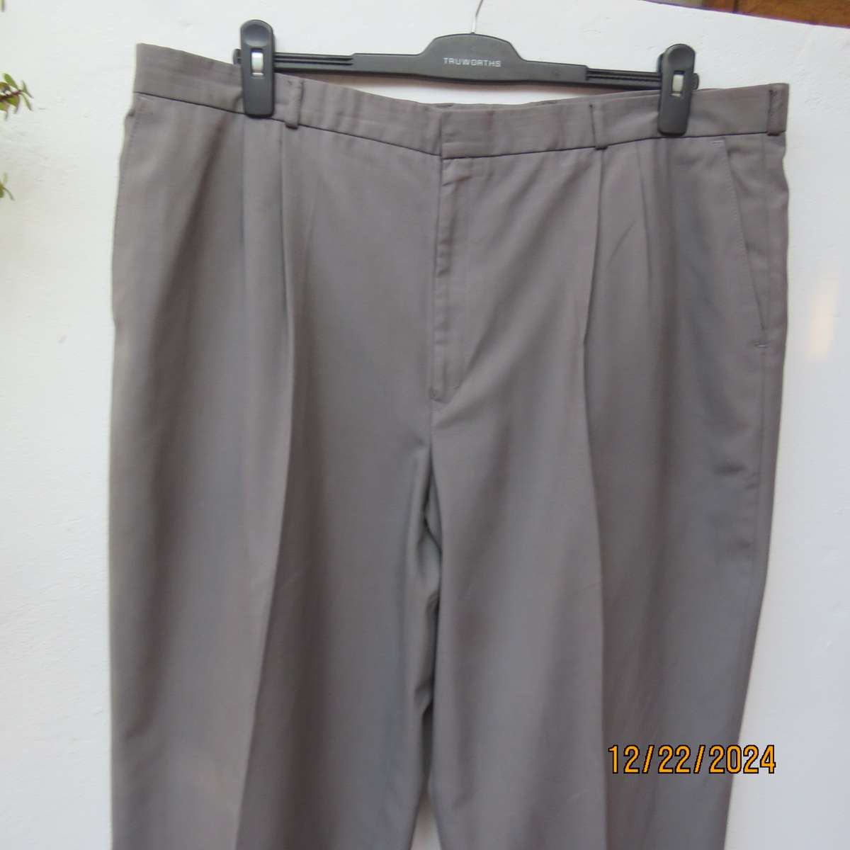 Men's as new ecru colour size 42 trousers with pleated front. Inner leg 80cm. Ecru colour.As new