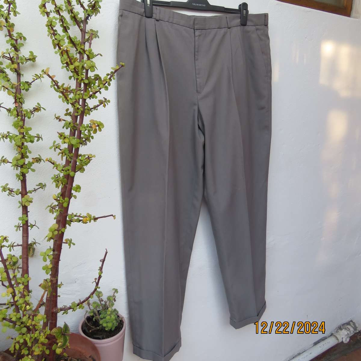 Men's as new ecru colour size 42 trousers with pleated front. Inner leg 80cm. Ecru colour.As new
