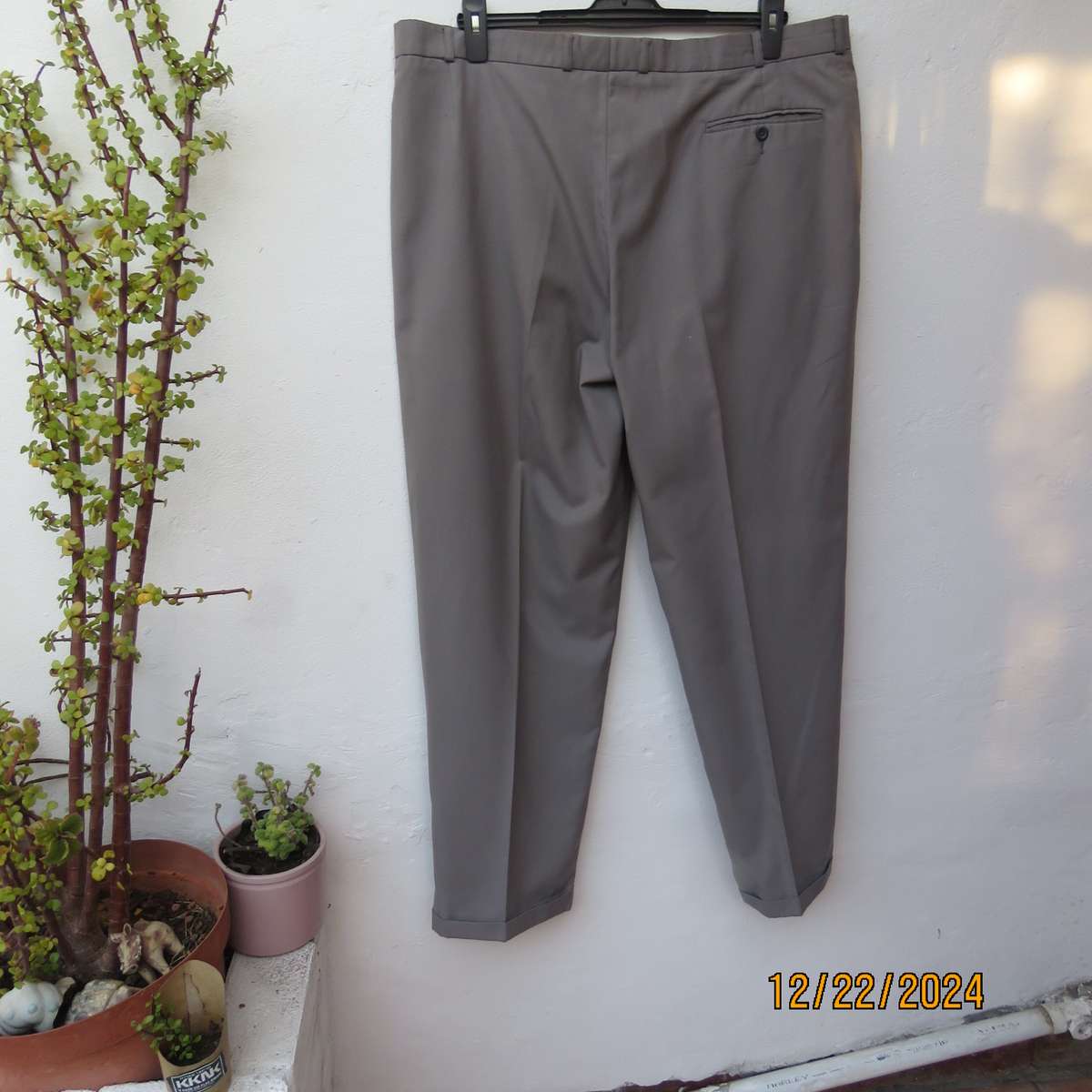 Men's as new ecru colour size 42 trousers with pleated front. Inner leg 80cm. Ecru colour.As new