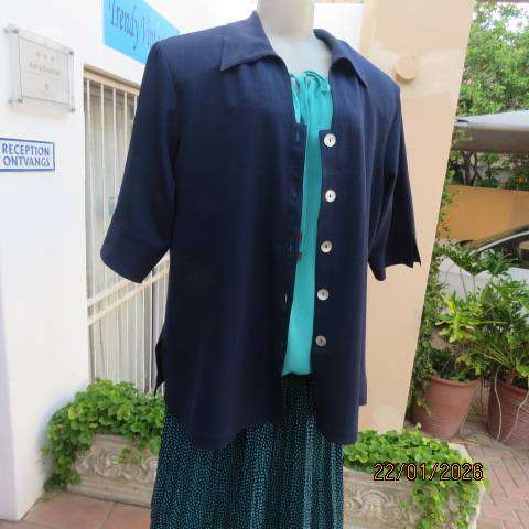 Y.O. Designer navy short sleeve button down jacket with collar and slits. Size 44