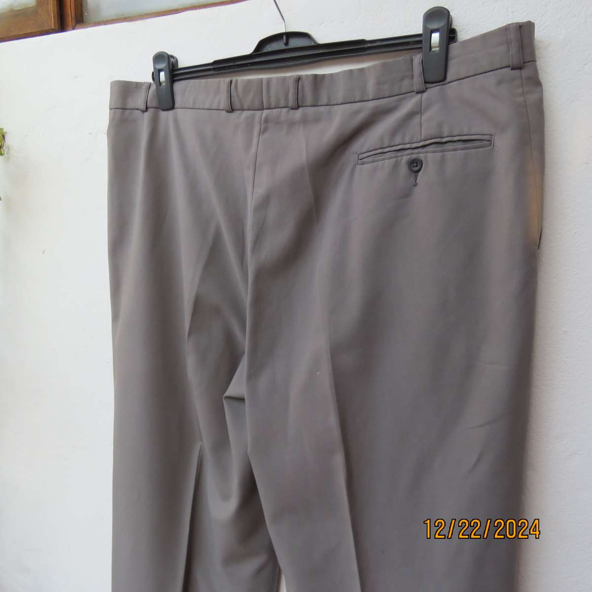 Men's as new ecru colour size 42 trousers with pleated front. Inner leg 80cm. Ecru colour.As new