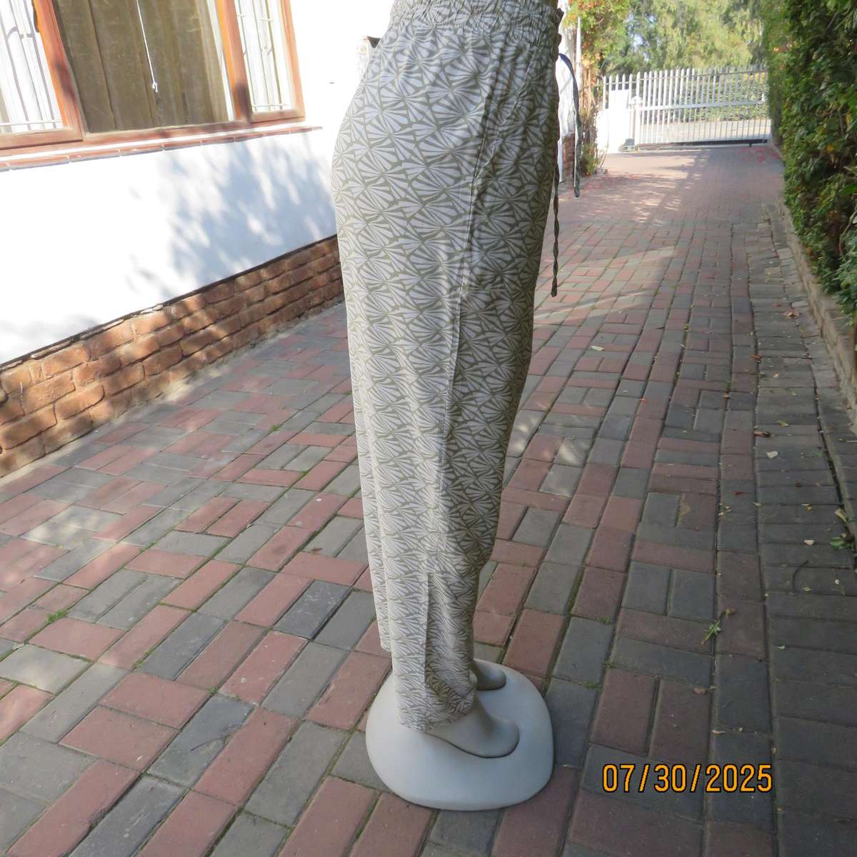 Olive green and cream print poly-viscose pants with side pockets. Size 36.