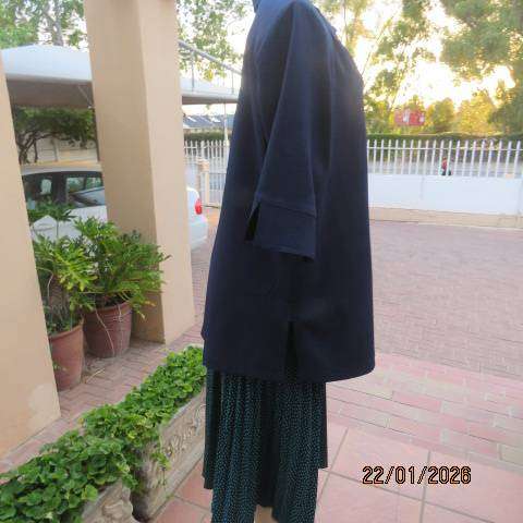 Y.O. Designer navy short sleeve button down jacket with collar and slits. Size 44