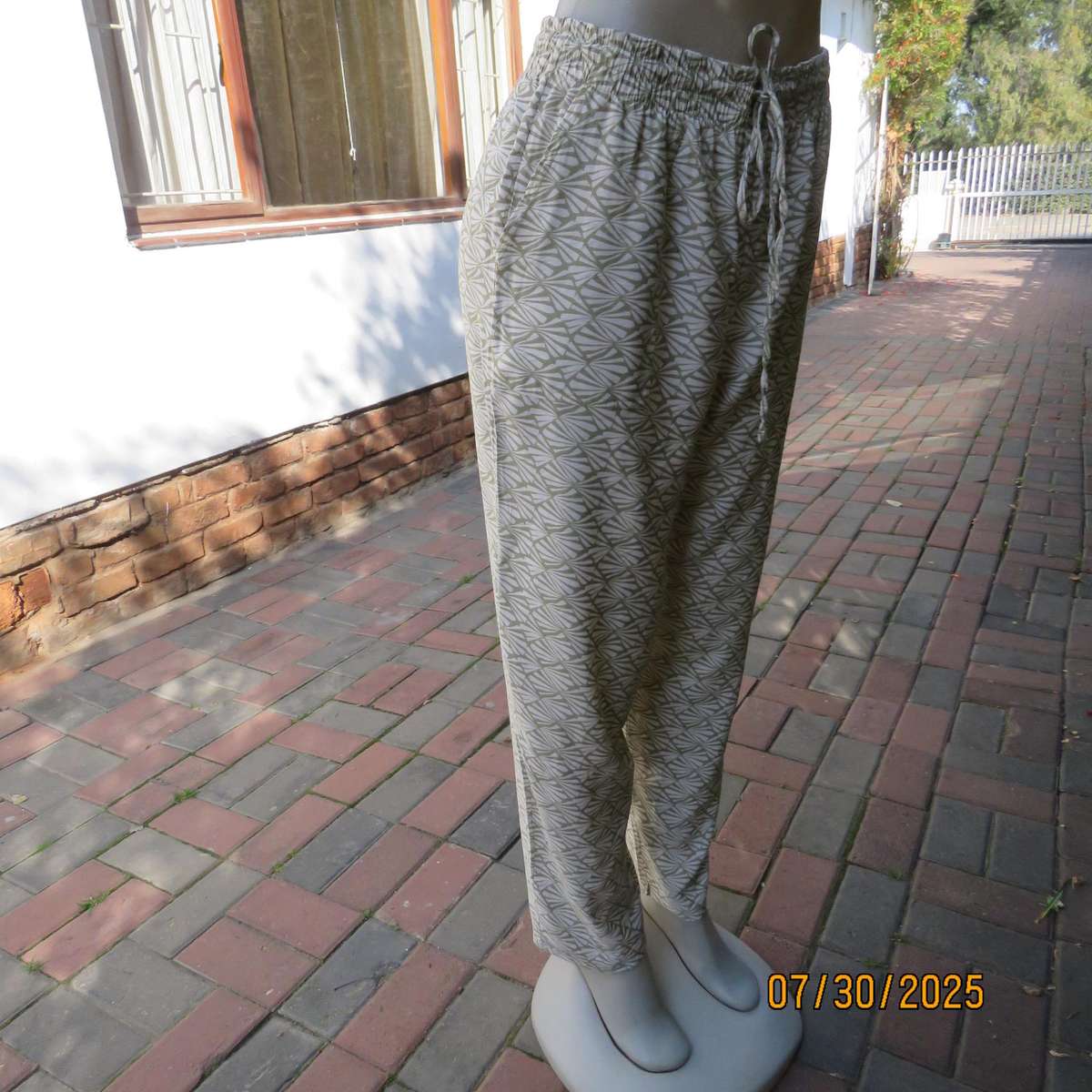 Olive green and cream print poly-viscose pants with side pockets. Size 36.