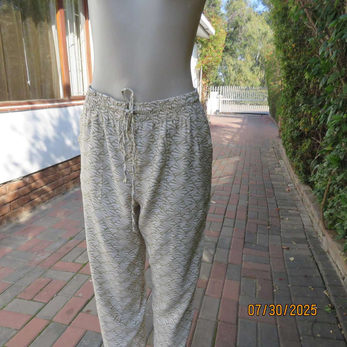 Olive green and cream print poly-viscose pants with side pockets. Size 36.