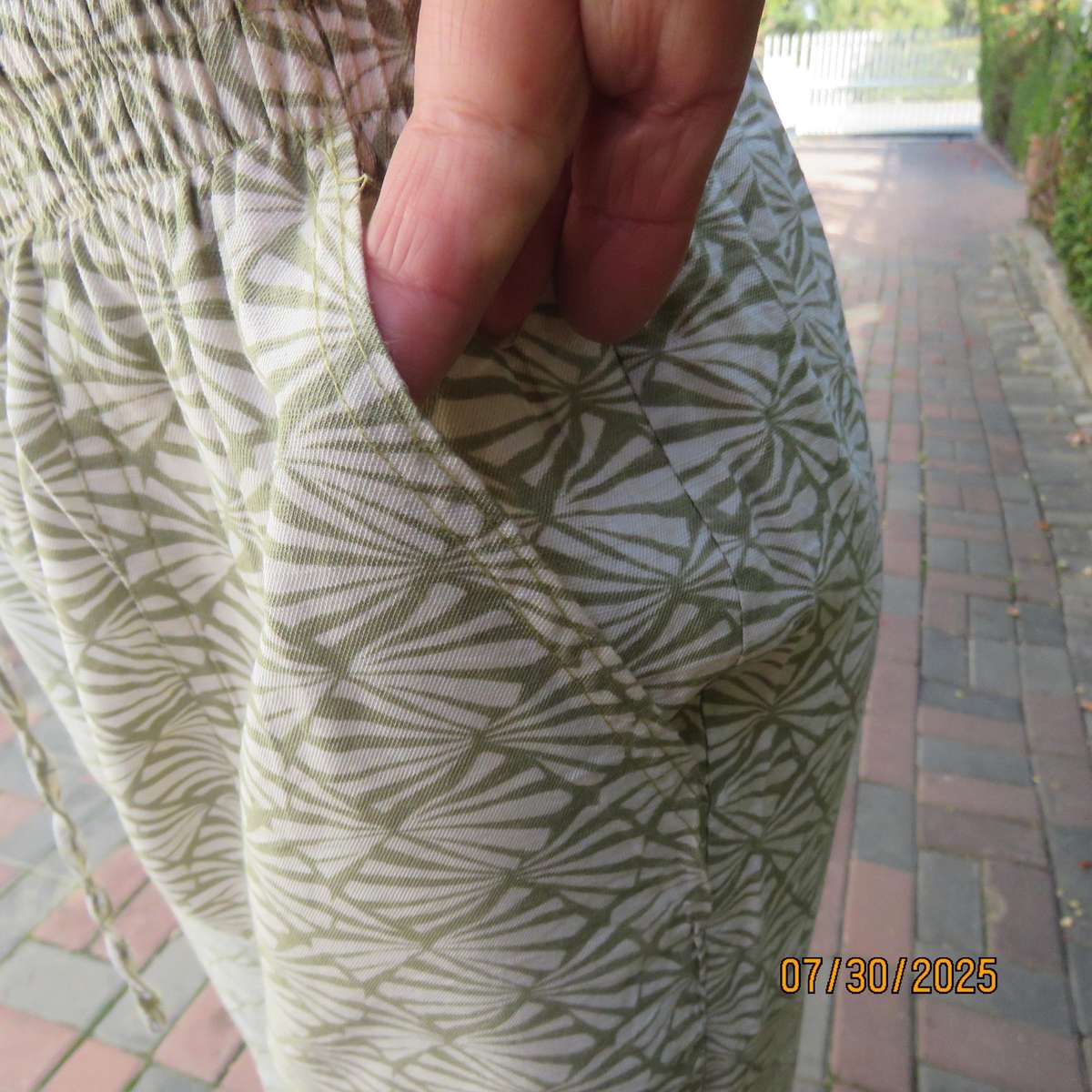 Olive green and cream print poly-viscose pants with side pockets. Size 36.